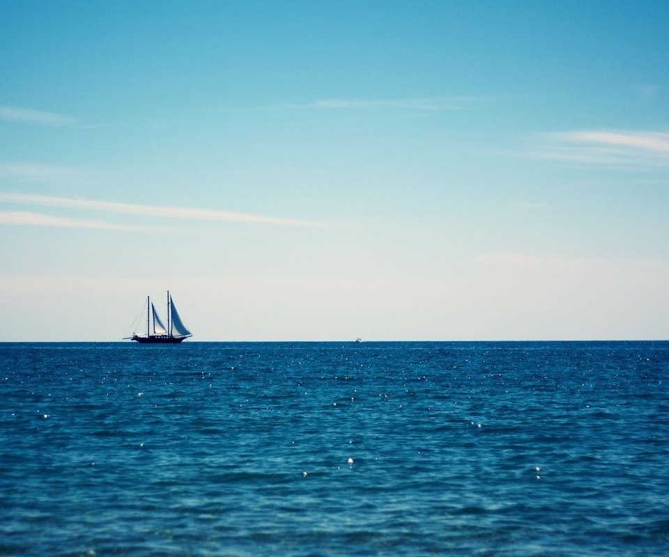 Обои небо, море, горизонт, лето, яхта, голубое, the sky, sea, horizon, summer, yacht, blue разрешение 1920x1200 Загрузить