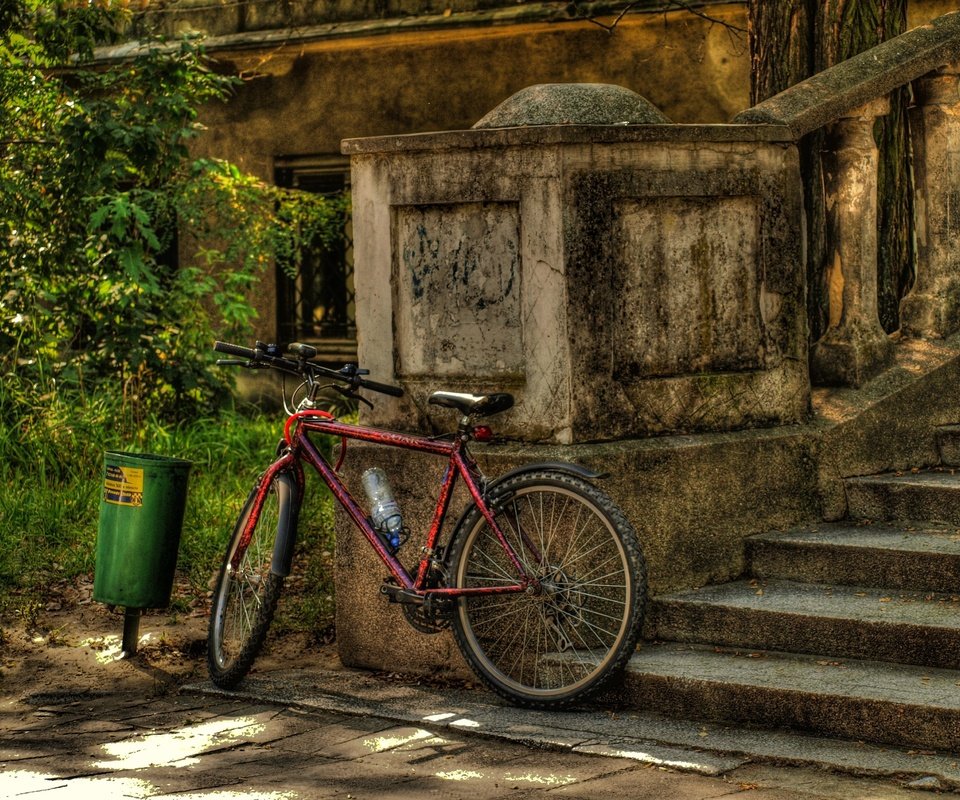 Обои лестница, красный, велосипед, bicycle, ожидает хозяина, ladder, red, bike, expects разрешение 3648x2736 Загрузить