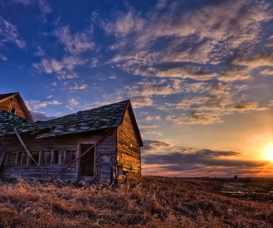 Обои небо, солнце, пейзаж, поле, дом, взляд, the sky, the sun, landscape, field, house, view разрешение 2560x1600 Загрузить