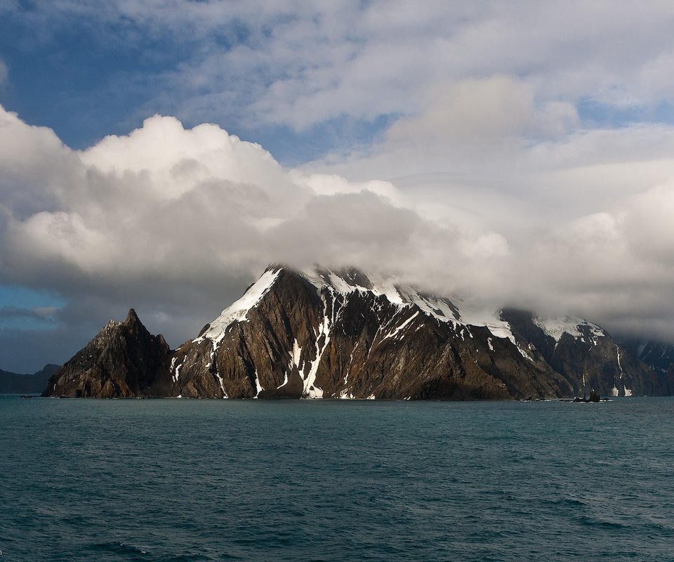 Обои облака, горы, скалы, снег, море, clouds, mountains, rocks, snow, sea разрешение 1920x1188 Загрузить