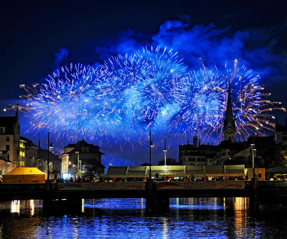 Обои ночь, огни, река, салют, мост, город, night, lights, river, salute, bridge, the city разрешение 2560x1600 Загрузить