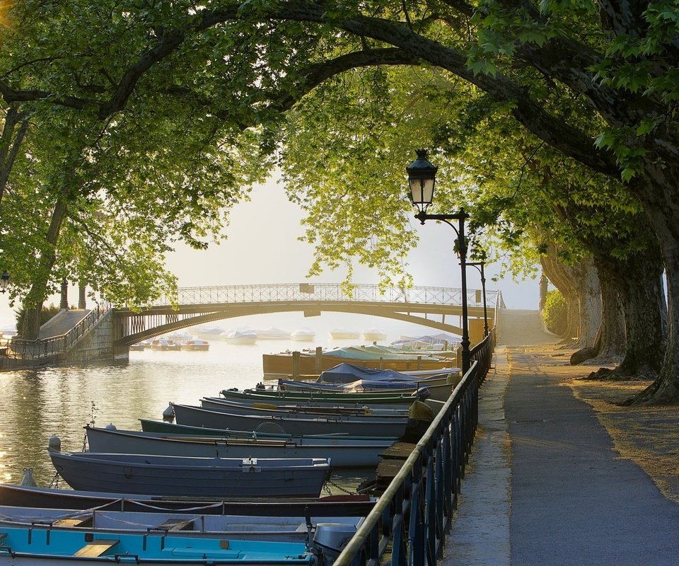 Обои деревья, мост, лодки, канал, франция, аллея, trees, bridge, boats, channel, france, alley разрешение 1920x1200 Загрузить