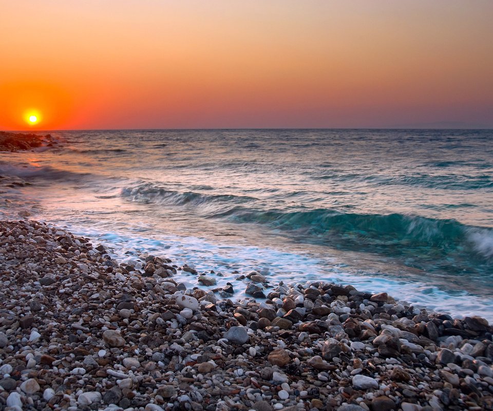 Обои камни, берег, галька, закат, море, пляж, горизонт, прибой, stones, shore, pebbles, sunset, sea, beach, horizon, surf разрешение 2560x1600 Загрузить