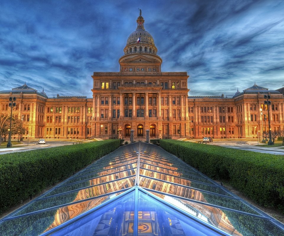 Обои город, сша, здание, капитолий, техас, остин, аллея, the city, usa, the building, capitol, texas, austin, alley разрешение 1920x1200 Загрузить