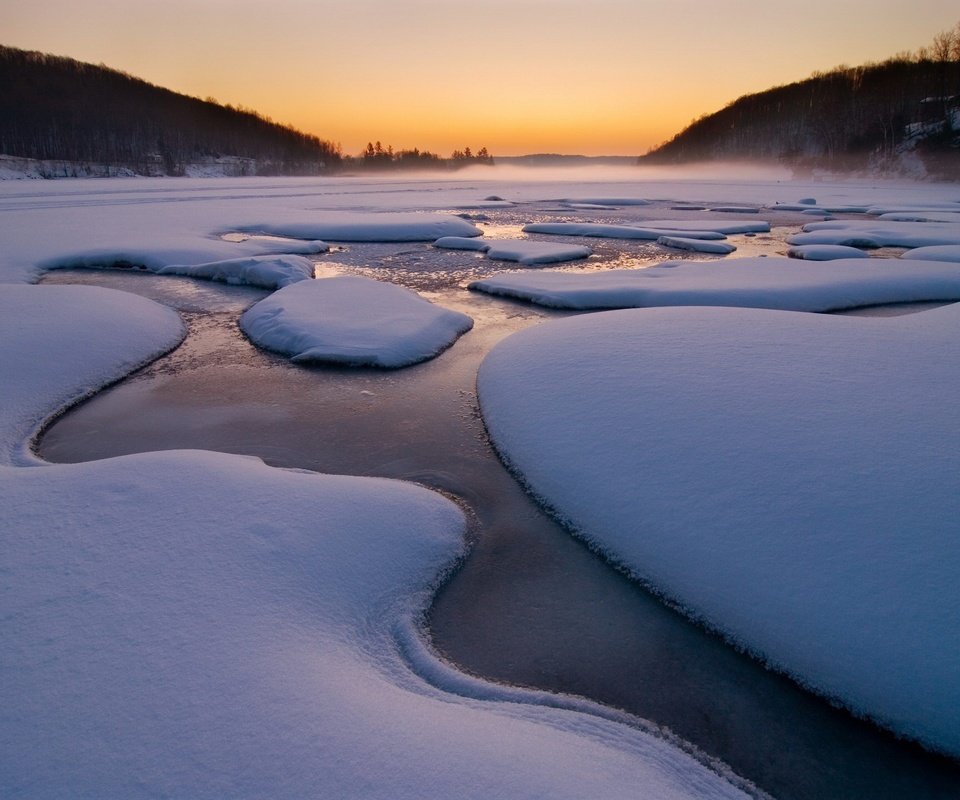 Обои снег, зима, ручей, туман, snow, winter, stream, fog разрешение 1920x1440 Загрузить