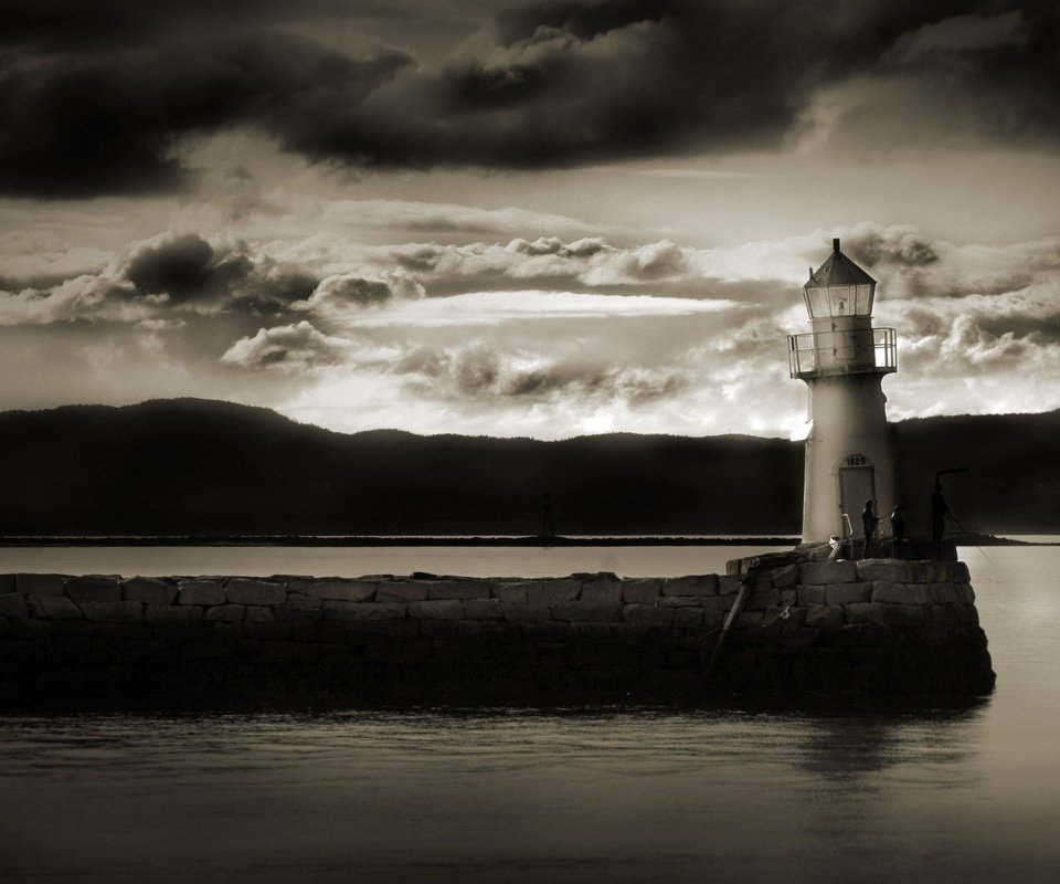 Обои облака, вода, берег, тучи, маяк, чёрно-белое, clouds, water, shore, lighthouse, black and white разрешение 1920x1200 Загрузить