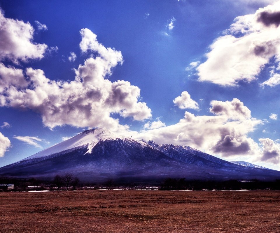 Обои небо, пейзажи, трава, гора, облака, горы, природа, пейзаж, утро, поле, the sky, landscapes, grass, mountain, clouds, mountains, nature, landscape, morning, field разрешение 1920x1200 Загрузить