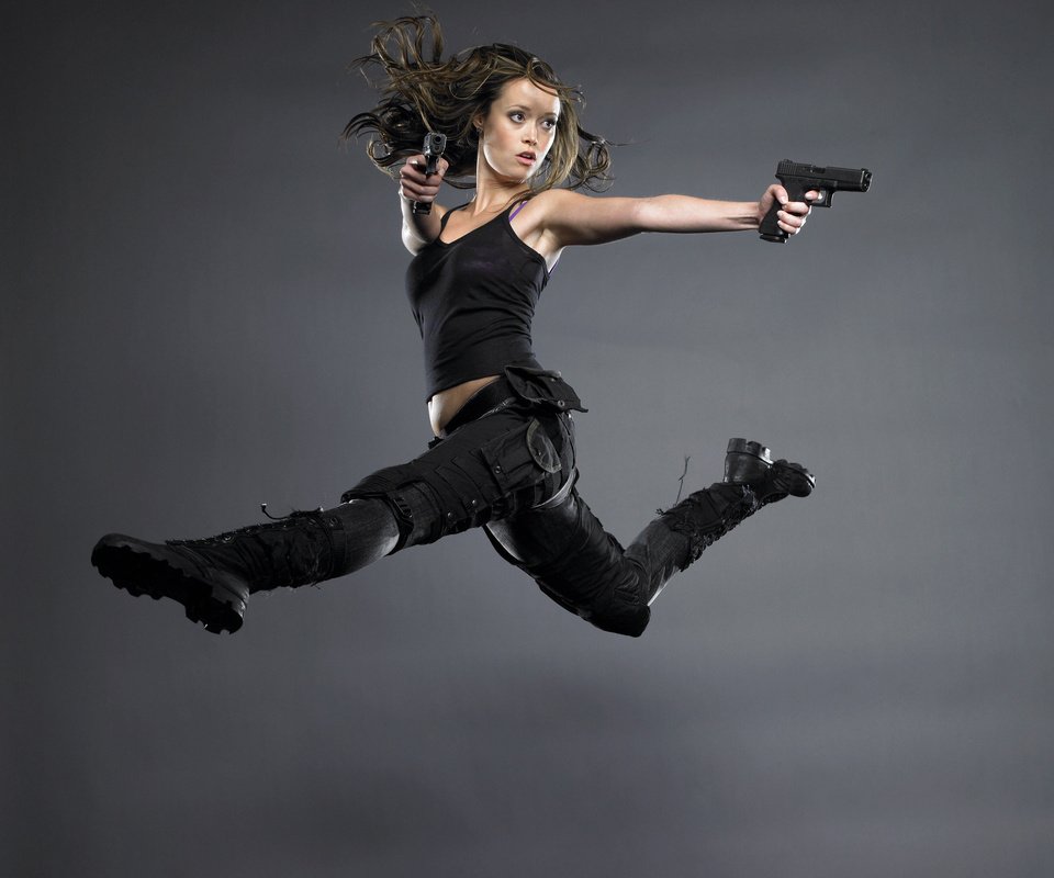 Обои прыжок, саммер глау, пистолеты, ботинки, jump, summer glau, guns, shoes разрешение 2560x1600 Загрузить