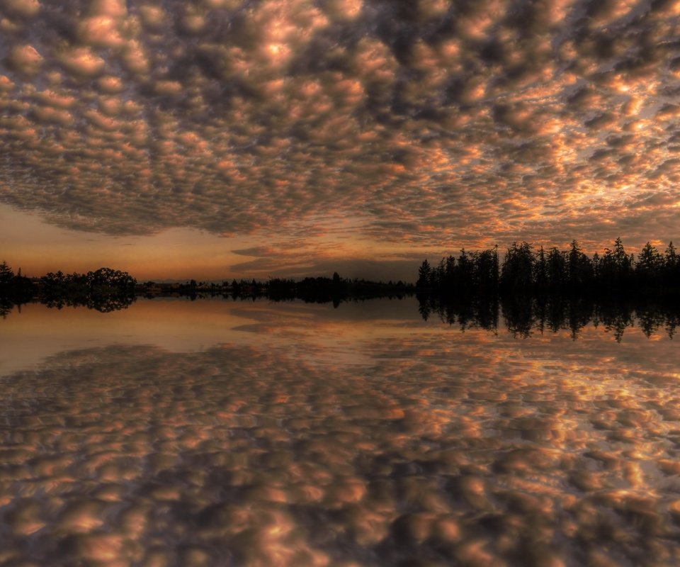 Обои небо, облака, деревья, озеро, отражение, the sky, clouds, trees, lake, reflection разрешение 1920x1440 Загрузить