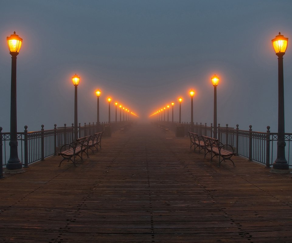 Обои фонари, туман, причал, lights, fog, pier разрешение 2560x1600 Загрузить