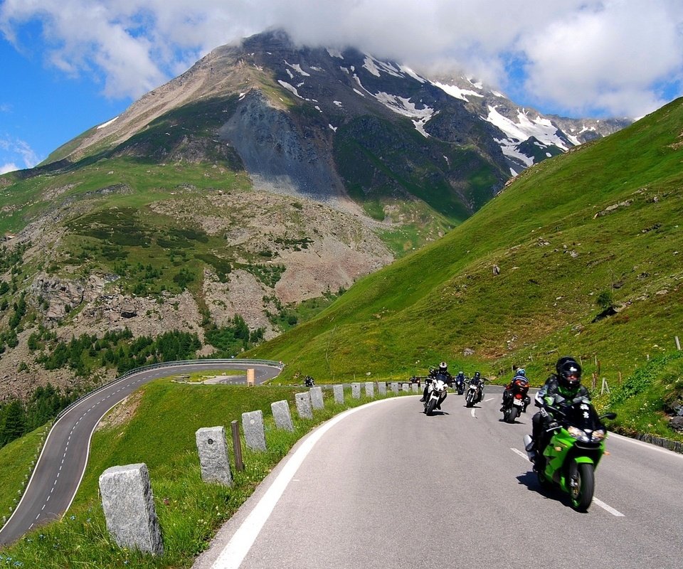 Обои дорога, горы, байкеры, road, mountains, bikers разрешение 1920x1200 Загрузить