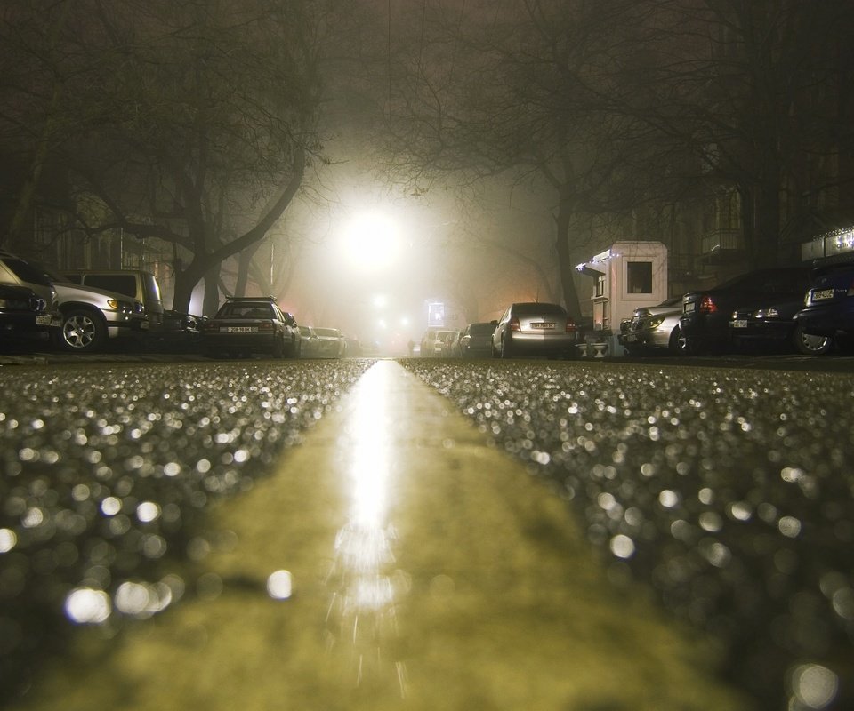 Обои ночь, макро, дома, машины, асфальт после дождя, night, macro, home, machine, asphalt after the rain разрешение 2560x1600 Загрузить