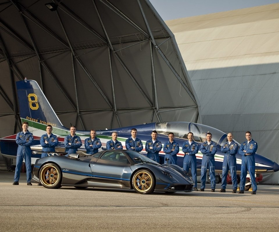 Обои самолет, ангар, пилоты, zonda, пагани, the plane, hangar, pilots, pagani разрешение 1920x1200 Загрузить