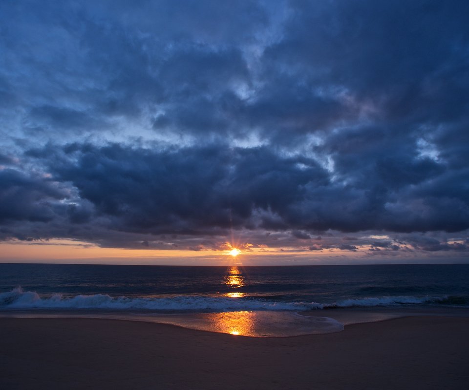 Обои небо, облака, берег, закат, море, пляж, романтика, the sky, clouds, shore, sunset, sea, beach, romance разрешение 2560x1600 Загрузить