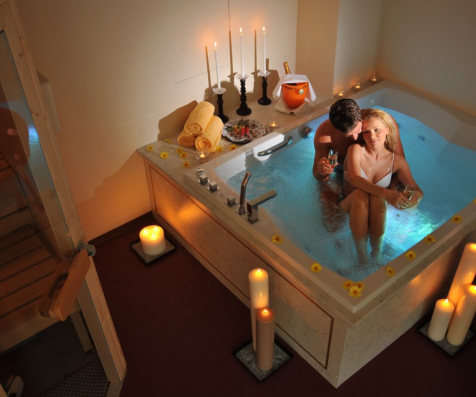 Обои свечи, любовь, романтика, мужчина, женщина, ванна, candles, love, romance, male, woman, bath разрешение 1920x1200 Загрузить