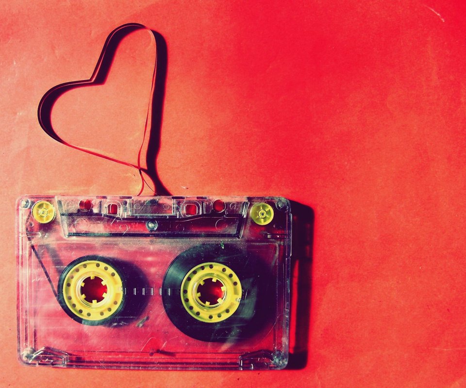 Обои красный, сердце, кассеты, red, heart, magazine разрешение 2000x1657 Загрузить