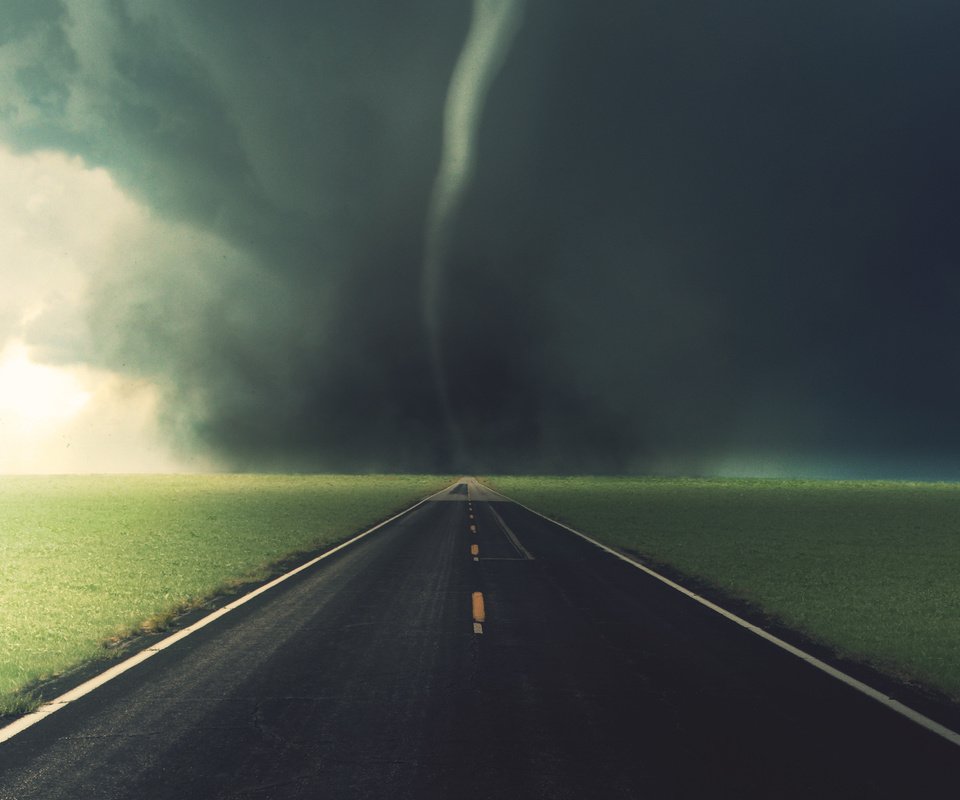 Обои дорога, трава, торнадо, road, grass, tornado разрешение 2560x1600 Загрузить