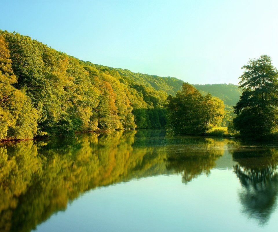 Обои небо, деревья, река, отражение, the sky, trees, river, reflection разрешение 2560x1600 Загрузить