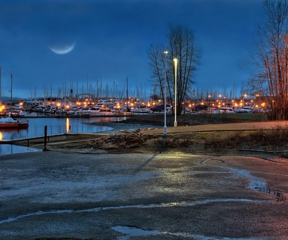 Обои небо, фонари, вечер, река, яхты, луна, причал, the sky, lights, the evening, river, yachts, the moon, pier разрешение 1920x1200 Загрузить