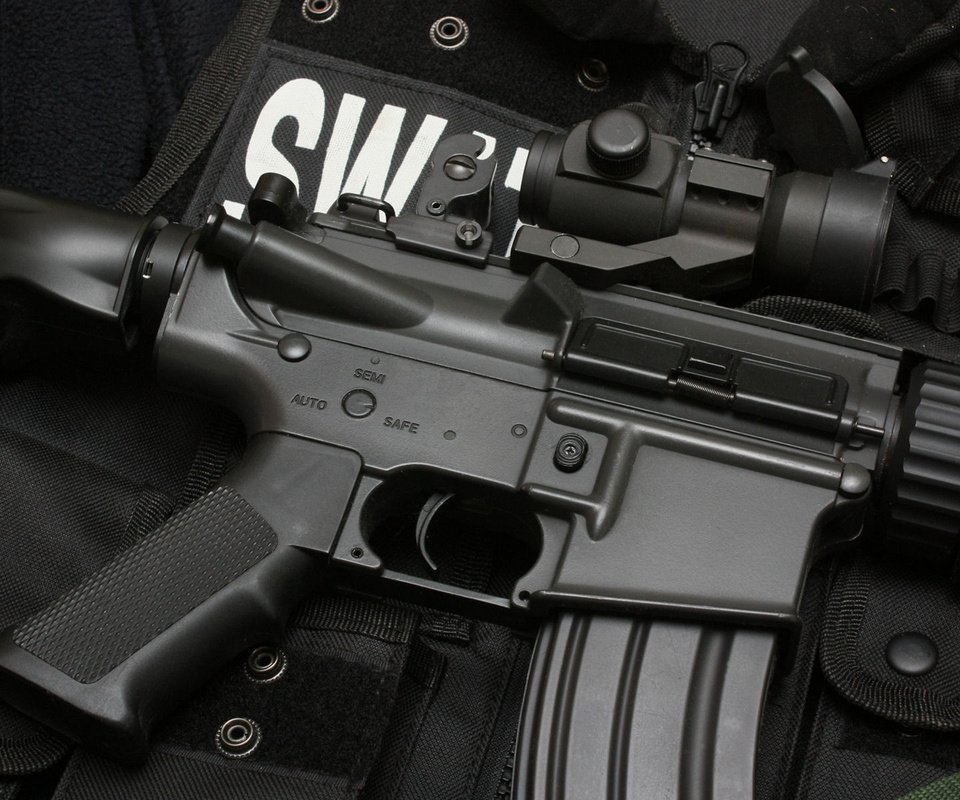 Обои оружие, винтовка, автомат, swat, жилет, weapons, rifle, machine, vest разрешение 1920x1200 Загрузить