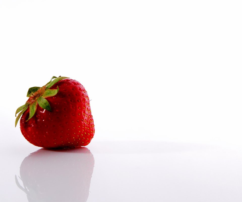 Обои клубника, белое, красное, strawberry, white, red разрешение 2560x1600 Загрузить