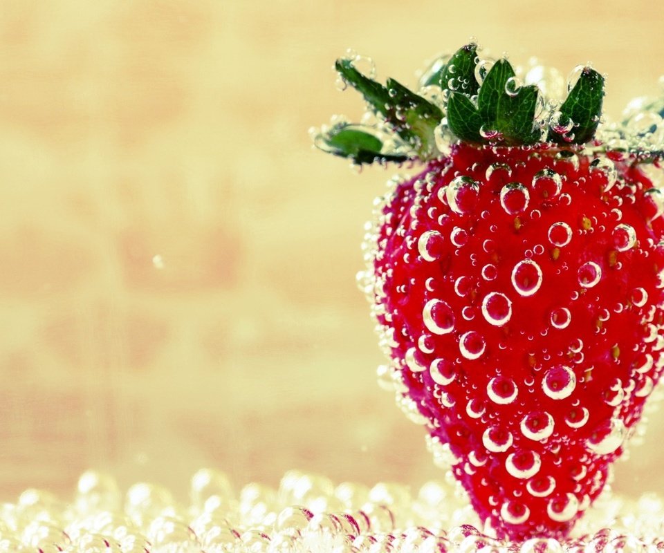 Обои вода, клубника, пузырьки, красненькая, water, strawberry, bubbles, reds разрешение 1920x1200 Загрузить