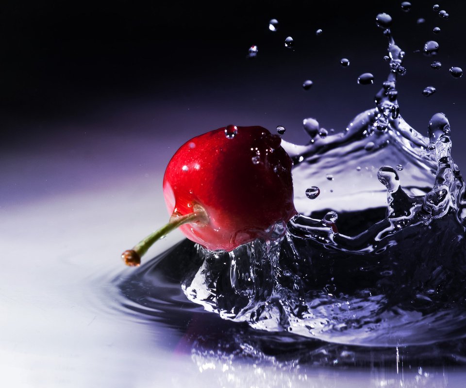 Обои вода, макро, капли, ягода, брызги, плод, вишня, water, macro, drops, berry, squirt, the fruit, cherry разрешение 1920x1200 Загрузить