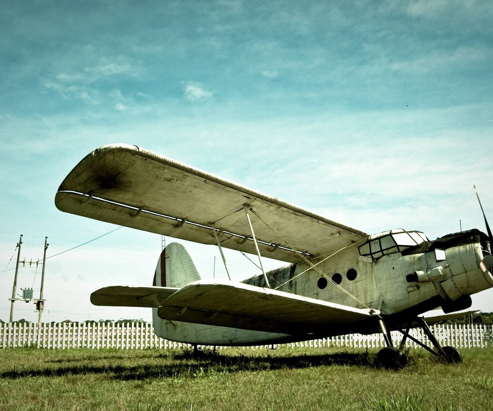 Обои небо, трава, самолет, забор, the sky, grass, the plane, the fence разрешение 2560x1600 Загрузить