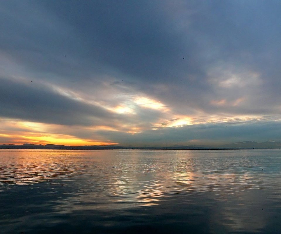 Обои облака, вода, закат, горизонт, clouds, water, sunset, horizon разрешение 3360x1050 Загрузить