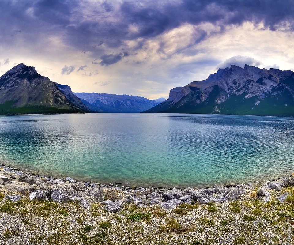 Обои канада, brewing storms on the lake, провинция альберта, canada, alberta разрешение 2560x1600 Загрузить