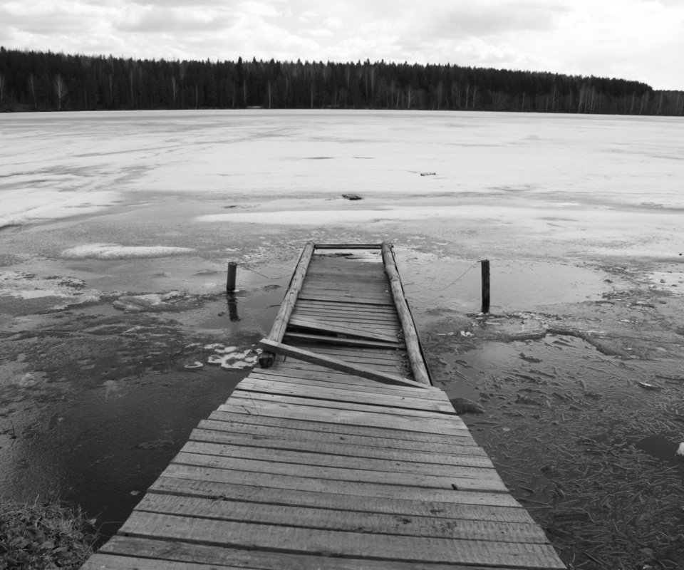 Обои озеро, лес, мост, черно-белая, лёд, lake, forest, bridge, black and white, ice разрешение 4272x2848 Загрузить