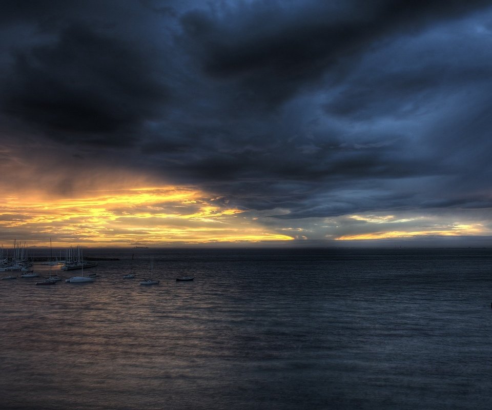 Обои облака, мрак, море, лодки, clouds, the darkness, sea, boats разрешение 1920x1200 Загрузить