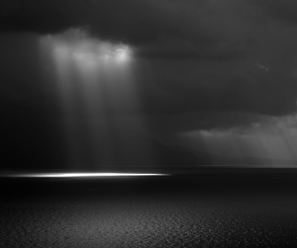 Обои небо, свет, облака, лучи, море, черно-белая, the sky, light, clouds, rays, sea, black and white разрешение 2560x1600 Загрузить