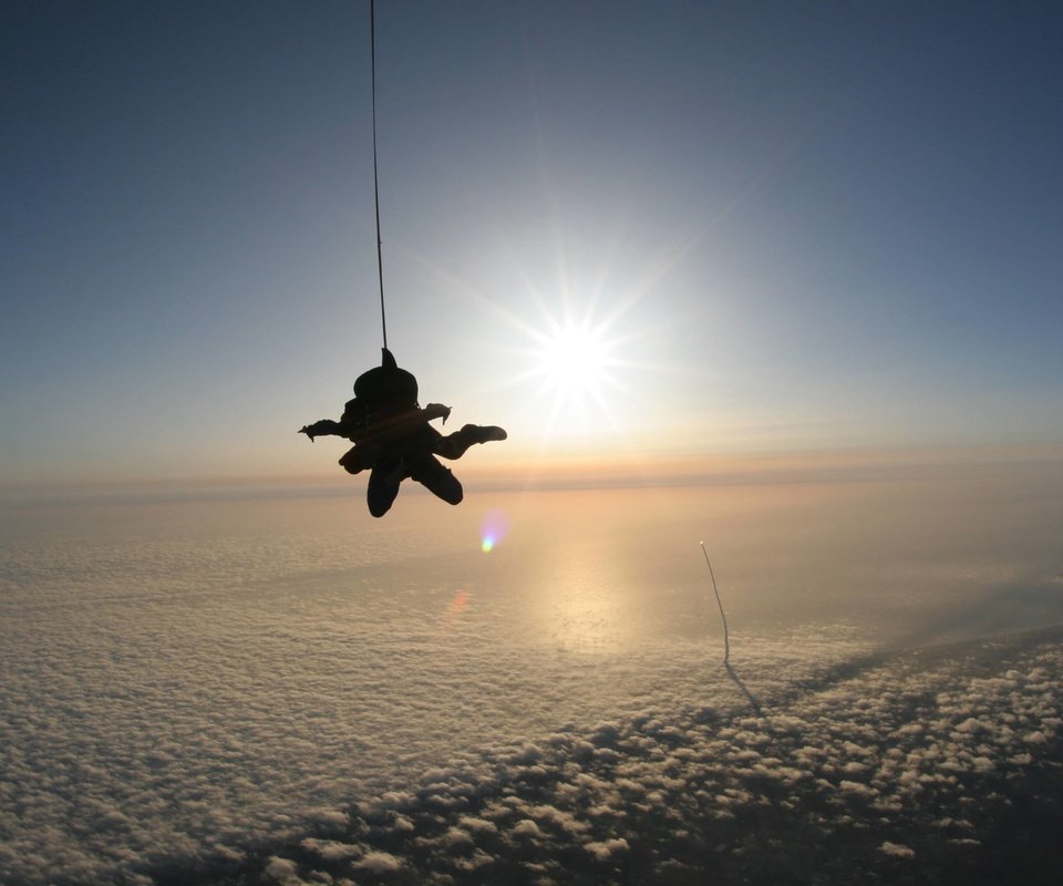 Обои облака, прыжок, адреналин, на, парашутист, сюрприз, летит, встречу, clouds, jump, adrenaline, on, parachutist, surprise, flies, meeting разрешение 3504x2336 Загрузить