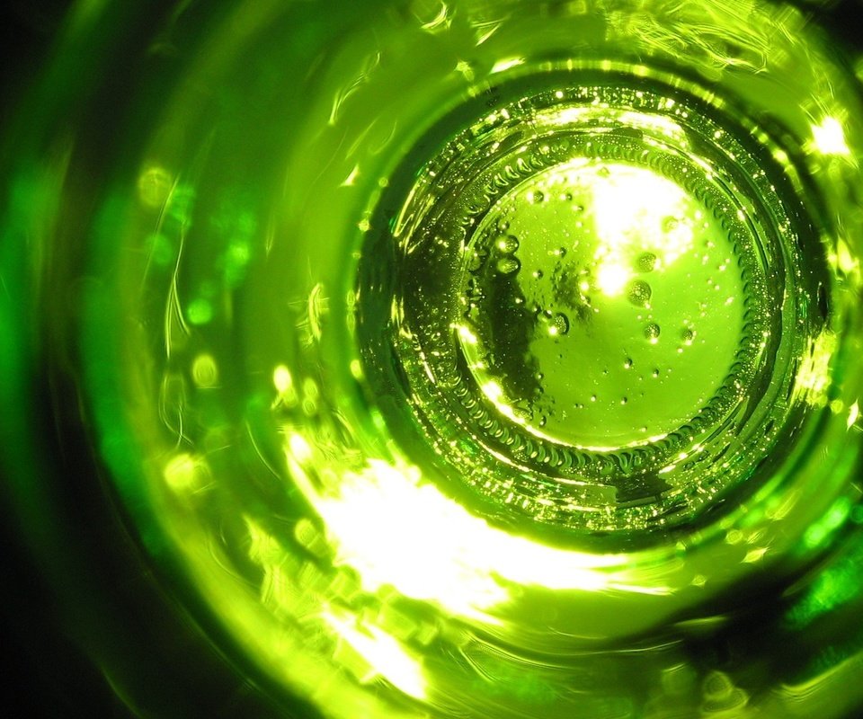 Обои зелёный, стекло, бутылка, green, glass, bottle разрешение 2272x1280 Загрузить