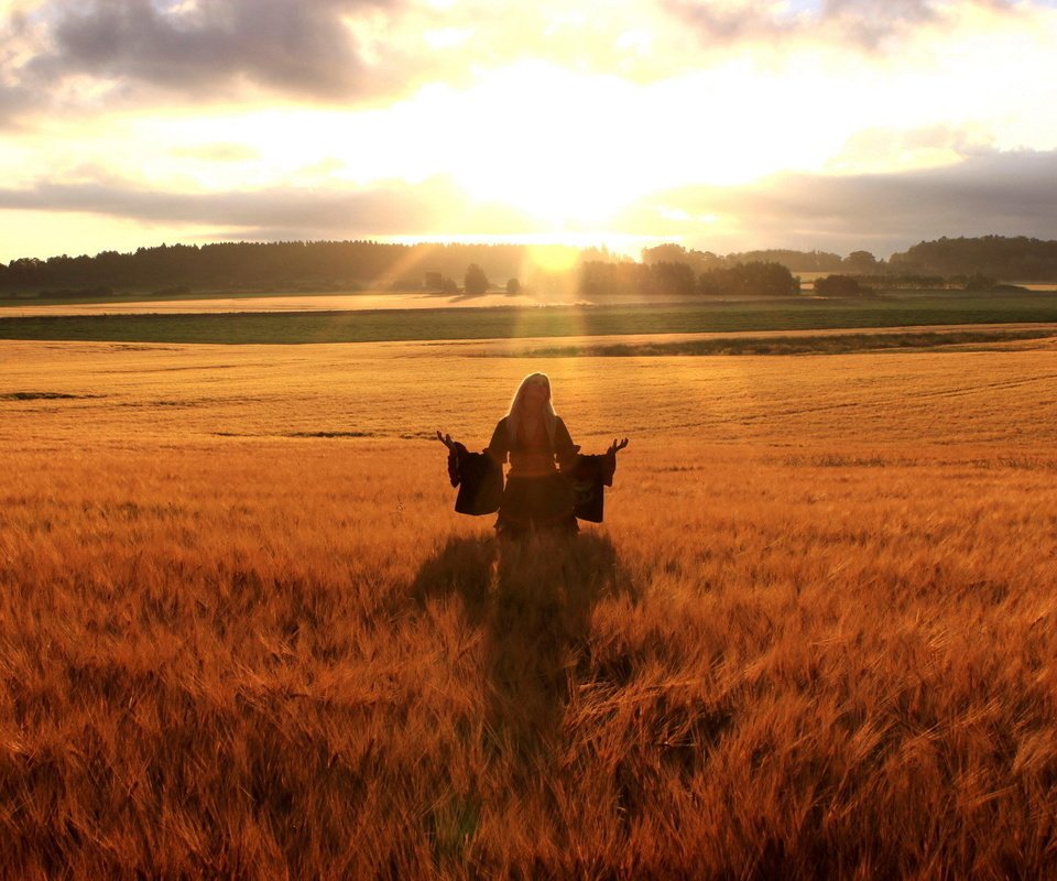 Обои девушка, поле, горизонт, солнжце, girl, field, horizon, solnice разрешение 1920x1200 Загрузить