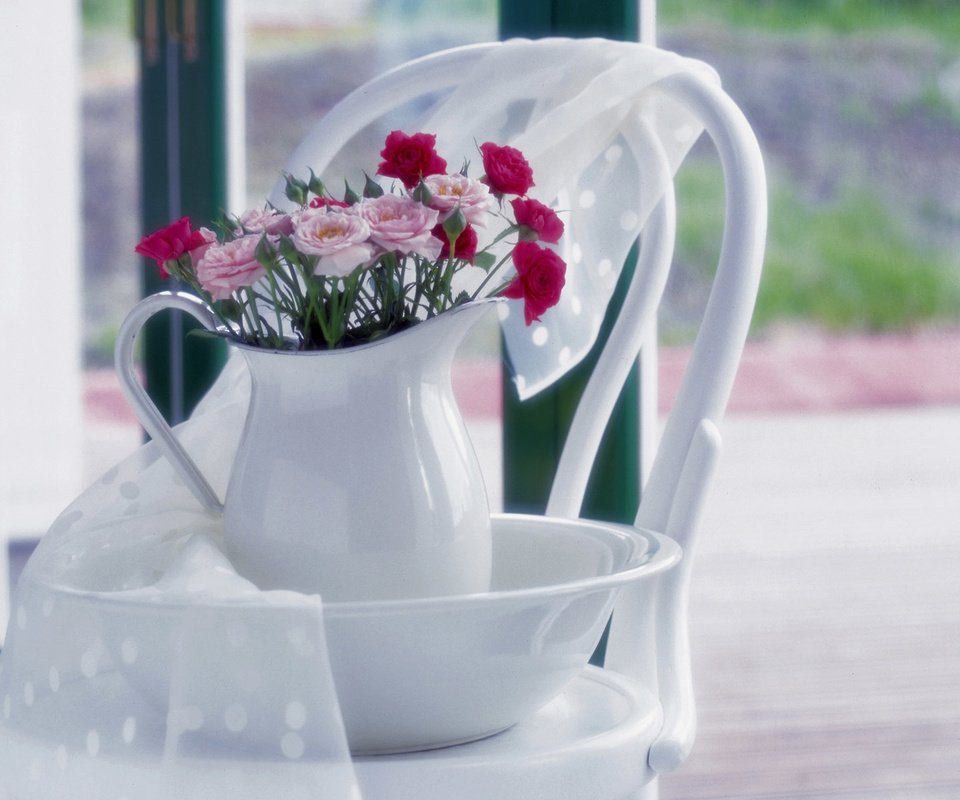 Обои цветы, розы, стул, букет, кувшин, тазик, ткан, flowers, roses, chair, bouquet, pitcher, basin разрешение 1920x1200 Загрузить