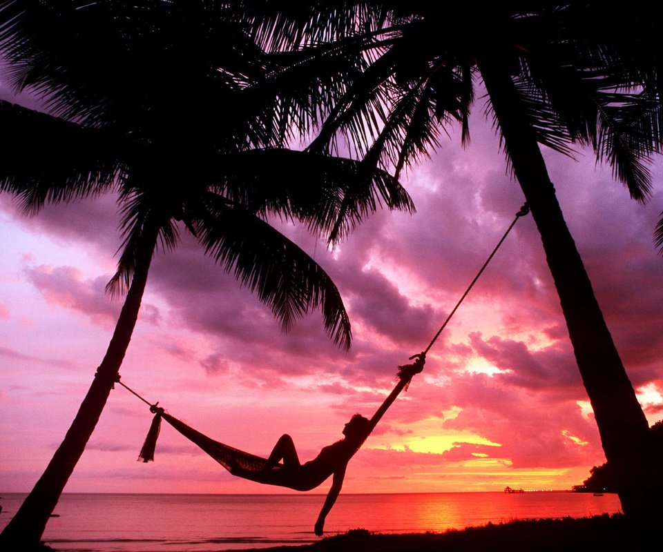 Обои вечер, закат, девушка, пляж, пальмы, гамак, тропики, the evening, sunset, girl, beach, palm trees, hammock, tropics разрешение 2000x1333 Загрузить