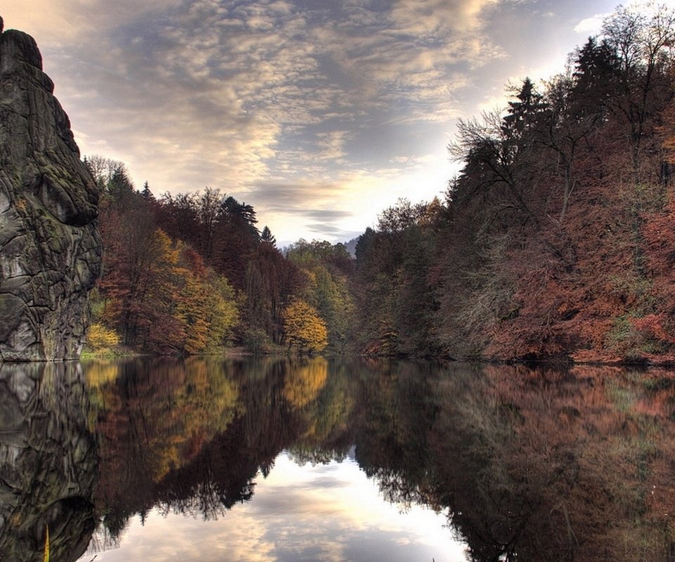 Обои небо, облака, деревья, вода, озеро, отражение, скала, осень, the sky, clouds, trees, water, lake, reflection, rock, autumn разрешение 1920x1080 Загрузить