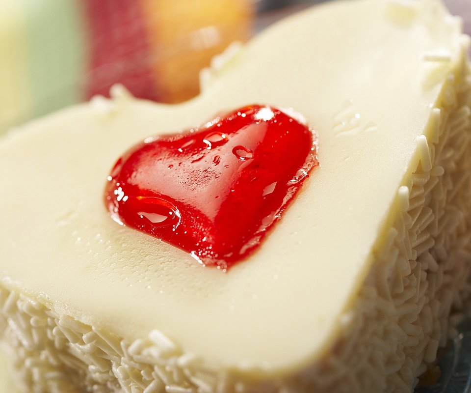 Обои сладости, сердце, любовь, десерт, тортик, крем, sweets, heart, love, dessert, cake, cream разрешение 1920x1200 Загрузить