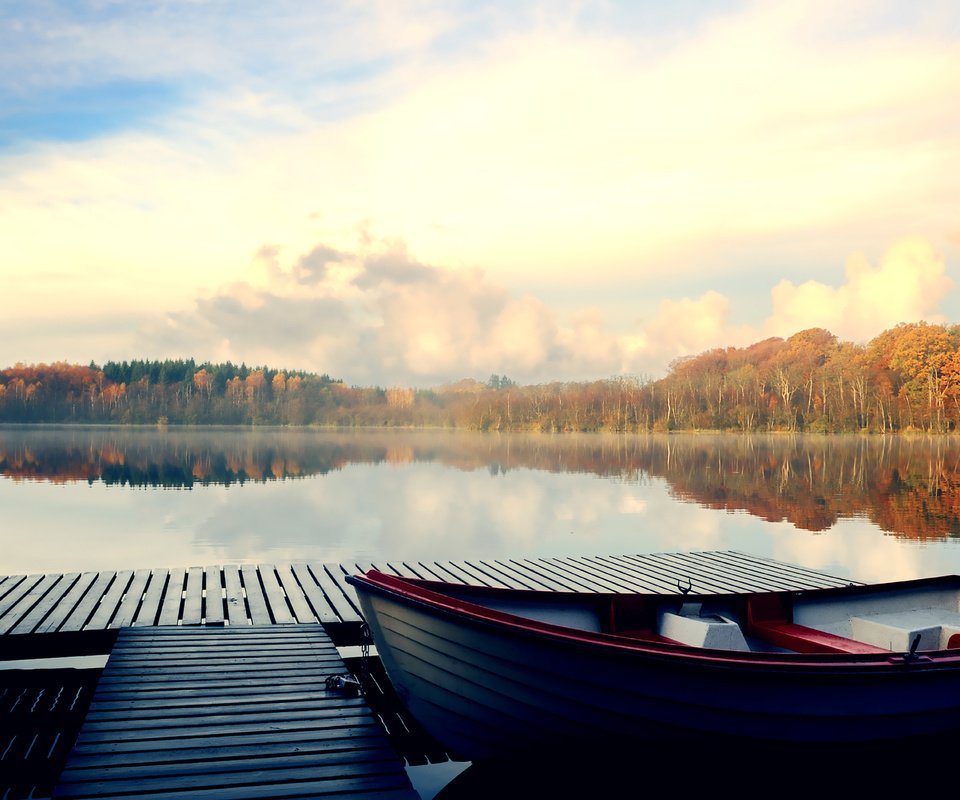 Обои деревья, озеро, осень, пирс, лодка, trees, lake, autumn, pierce, boat разрешение 1920x1080 Загрузить