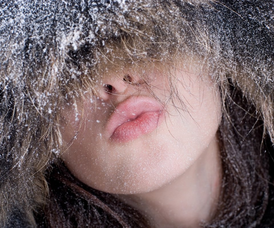 Обои новый год, зима, девушка, губы, лицо, шапка, поцелуй, new year, winter, girl, lips, face, hat, kiss разрешение 1900x1200 Загрузить