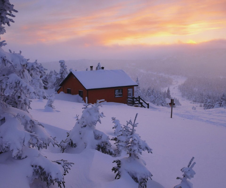 Обои небо, снег, природа, закат, зима, пейзаж, дом, the sky, snow, nature, sunset, winter, landscape, house разрешение 1920x1080 Загрузить