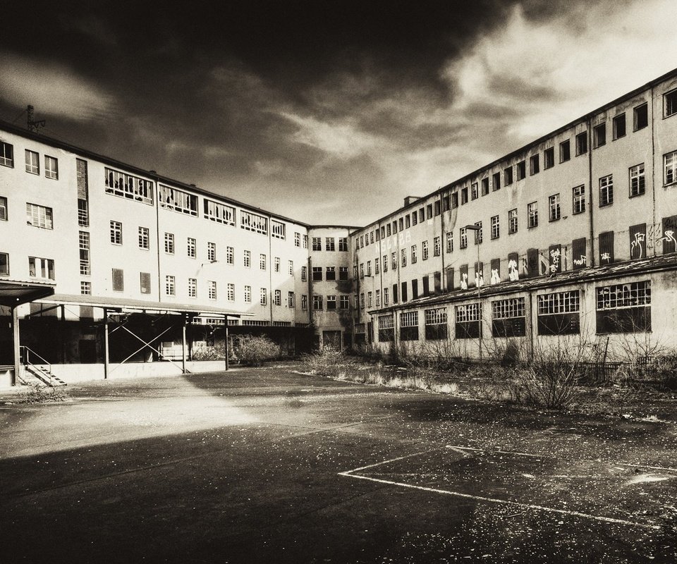 Обои чёрно-белое, здание, заброшенное, black and white, the building, abandoned разрешение 1920x1172 Загрузить