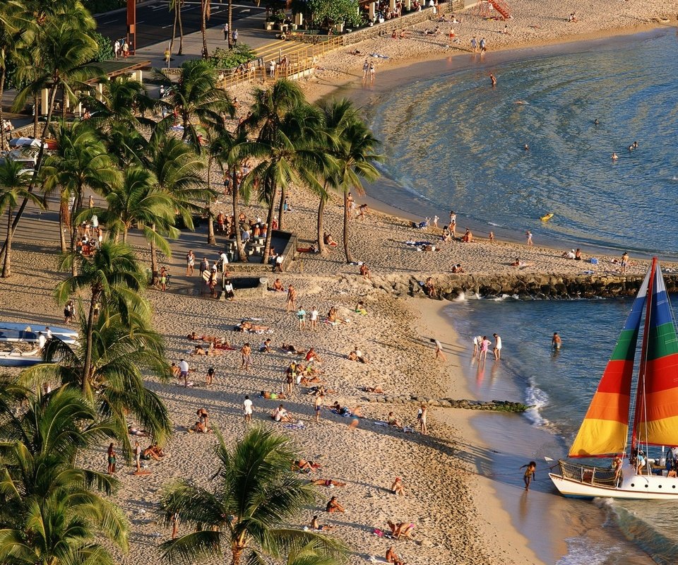 Обои берег, пейзаж, пляж, люди, пальмы, океан, яхта, shore, landscape, beach, people, palm trees, the ocean, yacht разрешение 1920x1080 Загрузить