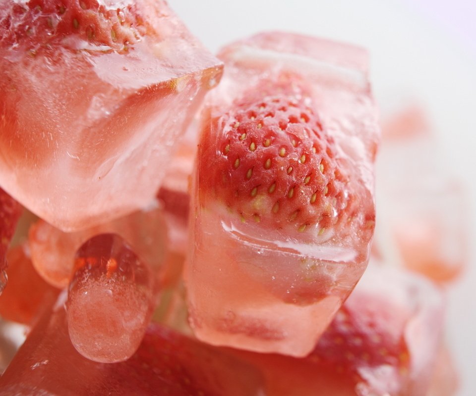 Обои ягода, клубника, лёд, кубики, berry, strawberry, ice, cubes разрешение 1920x1200 Загрузить