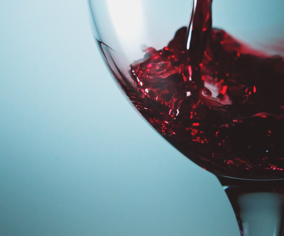 Обои голубой, бокал, вино, вино красное, blue, glass, wine, wine red разрешение 2560x1600 Загрузить