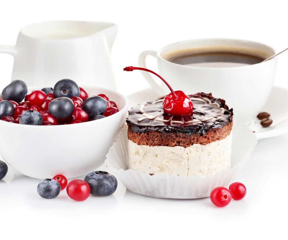 Обои кофе, ягоды, чашка, тарелка, сливки, ложка, пирожное, coffee, berries, cup, plate, cream, spoon, cake разрешение 2583x1620 Загрузить