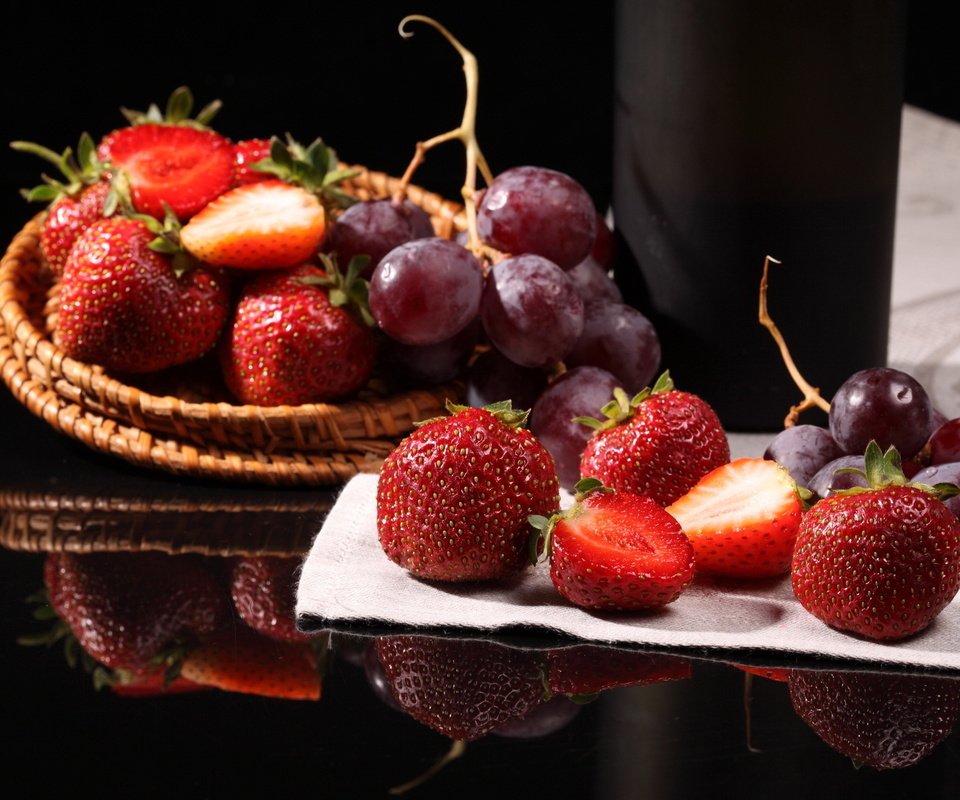 Обои виноград, клубника, ягоды, grapes, strawberry, berries разрешение 1920x1200 Загрузить