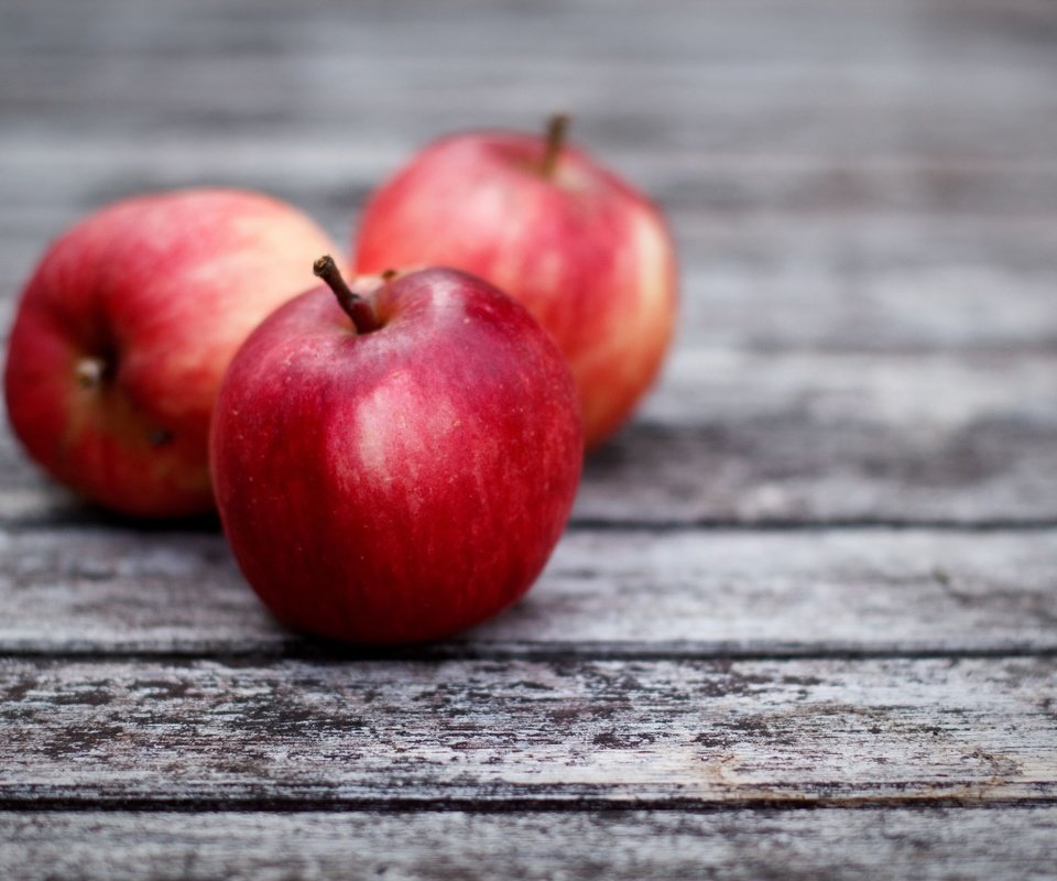 Обои яблоки, красные, доски, серые, apples, red, board, grey разрешение 2560x1706 Загрузить